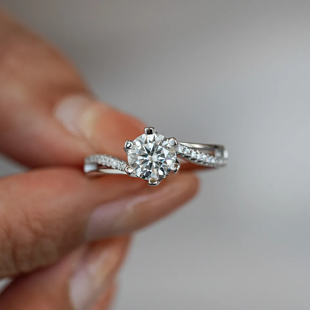 Lumira Sparkling Twisted Arm M - Moissanite Engagement Ring 1 Carat ulasan dan harga